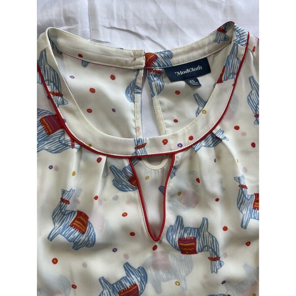 ModCloth Sleeveless Top XS Llama Alpaca Print Red Trim Keyhole Blouse - Picture 5 of 6